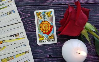 The Wheel of Fortune tarot card meaning in reversed and upright position