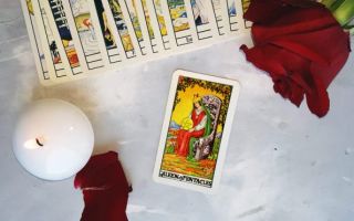 Pentacles tarot card meanings: Queen